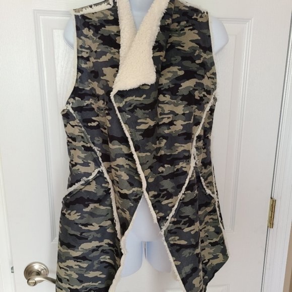 LuLaRoe Jackets & Blazers - Lularoe Marlow Faux Shearling Vest in Camo Size L